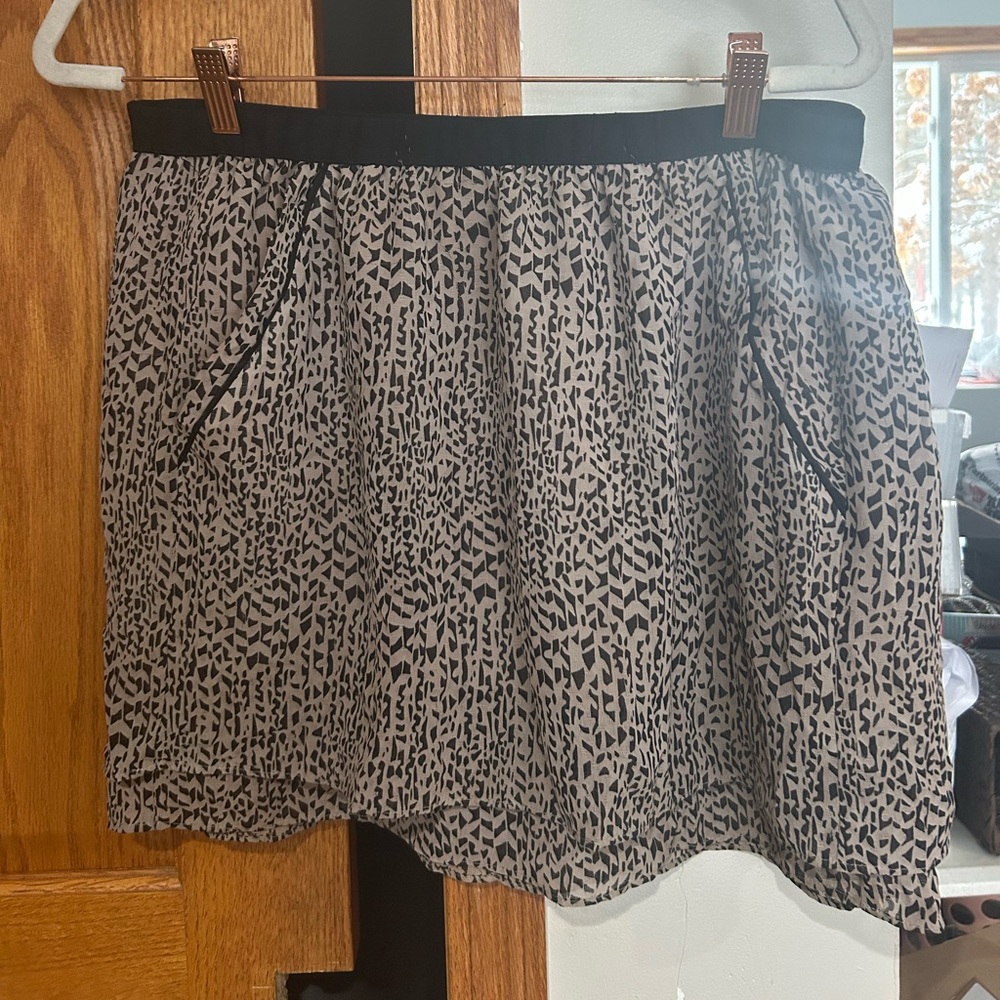 Banana Republic Black and Cream Mini Skirt